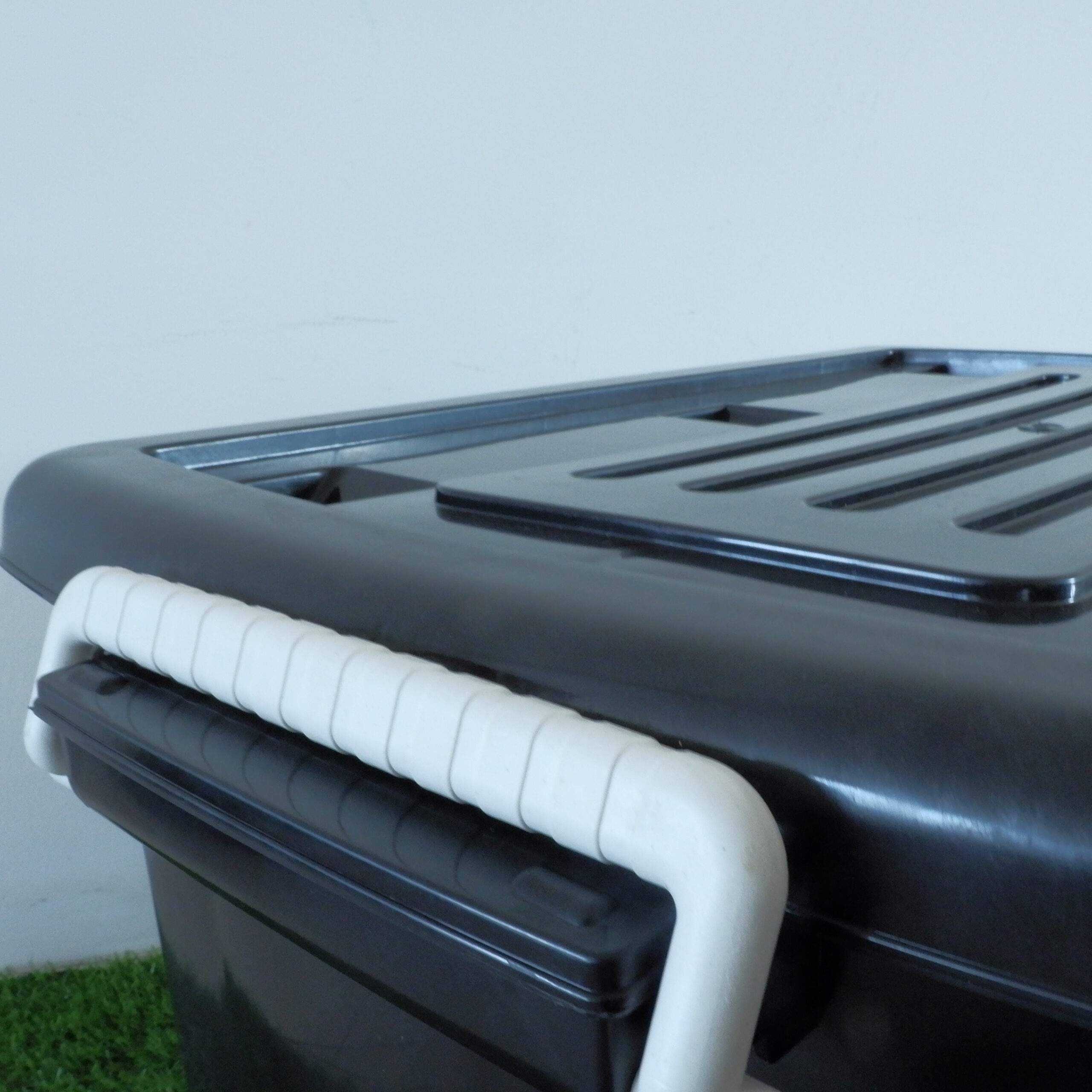 DSCF1475 2175B กล่องพลาสติกมีล้อฝาล็อค 75ลิตร สีดำ - Image 4